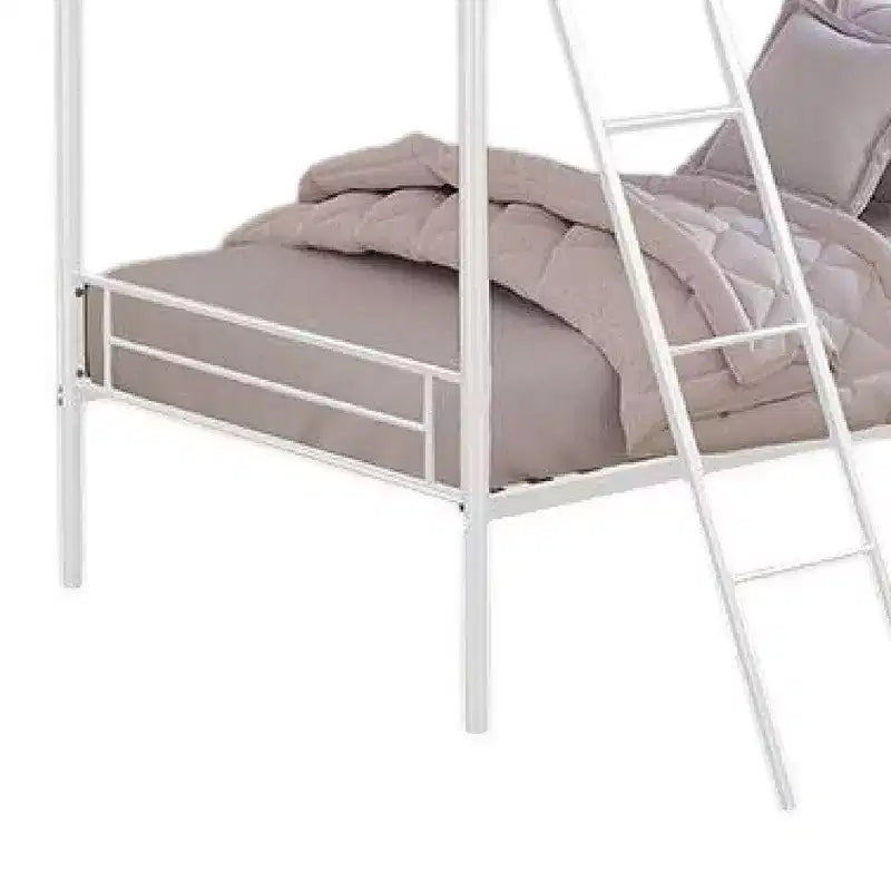 Lits superposés jumeaux ; cadre en métal blanc ; échelle inclinée intégrée