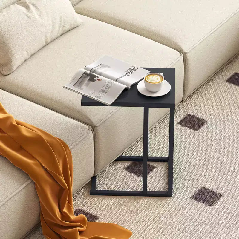 Table d'appoint en forme de C avec structure en métal pour canapé