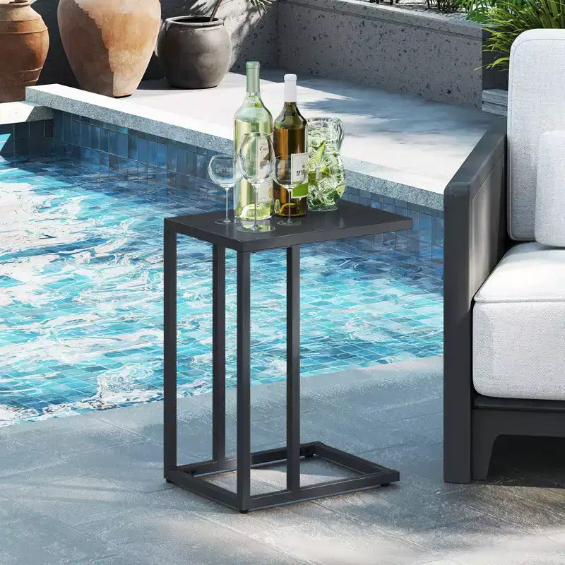 Table d'appoint en forme de C avec structure en métal pour canapé