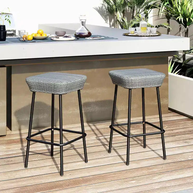 Tabourets hauts en métal avec assise en rotin et repose-pieds