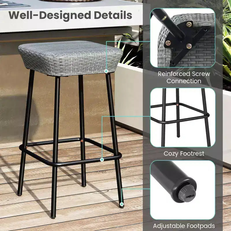 Tabourets hauts en métal avec assise en rotin et repose-pieds