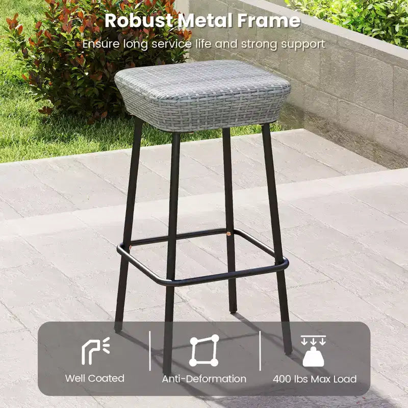 Tabourets hauts en métal avec assise en rotin et repose-pieds