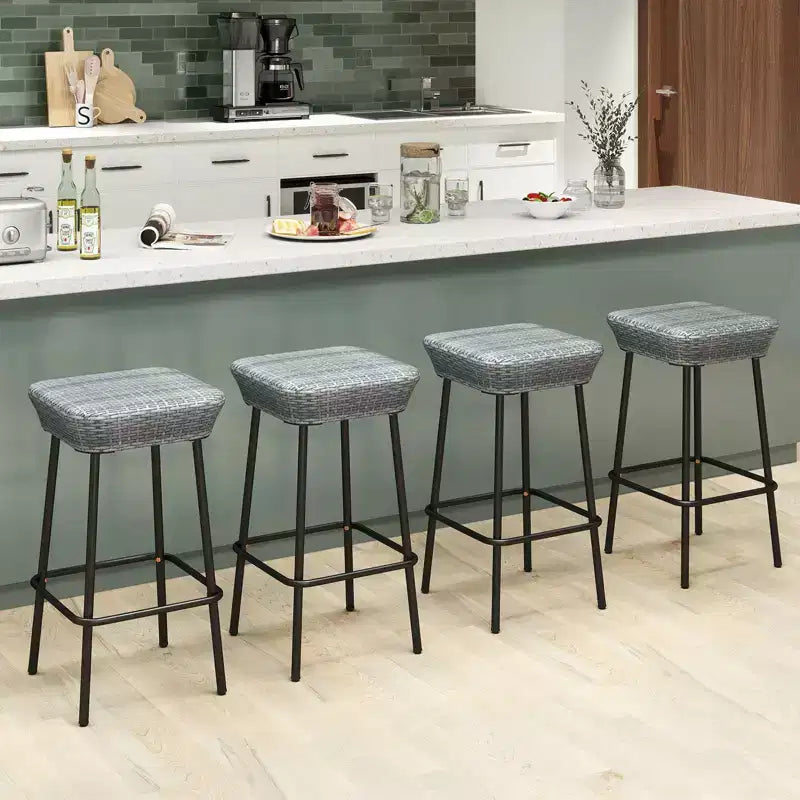 Tabourets hauts en métal avec assise en rotin et repose-pieds