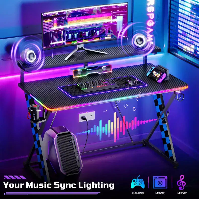 Bureau d'ordinateur de jeu avec éclairage synchronisé avec la musique