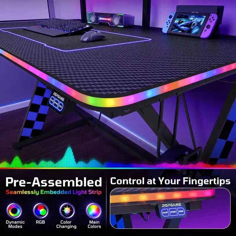Bureau d'ordinateur de jeu avec éclairage synchronisé avec la musique