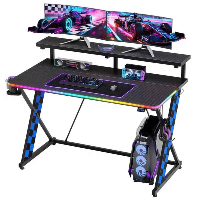 Bureau d'ordinateur de jeu avec éclairage synchronisé avec la musique