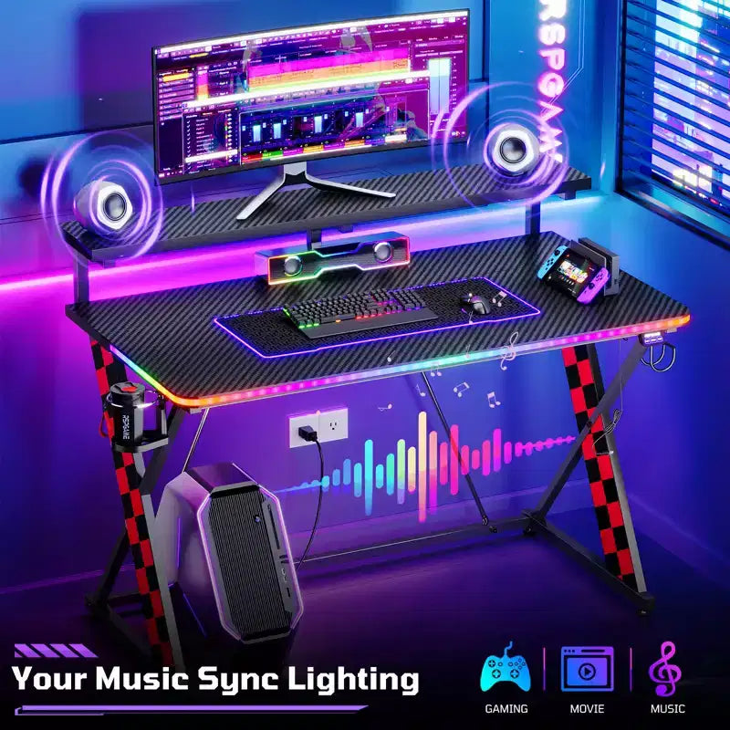 Bureau d'ordinateur de jeu avec éclairage synchronisé avec la musique
