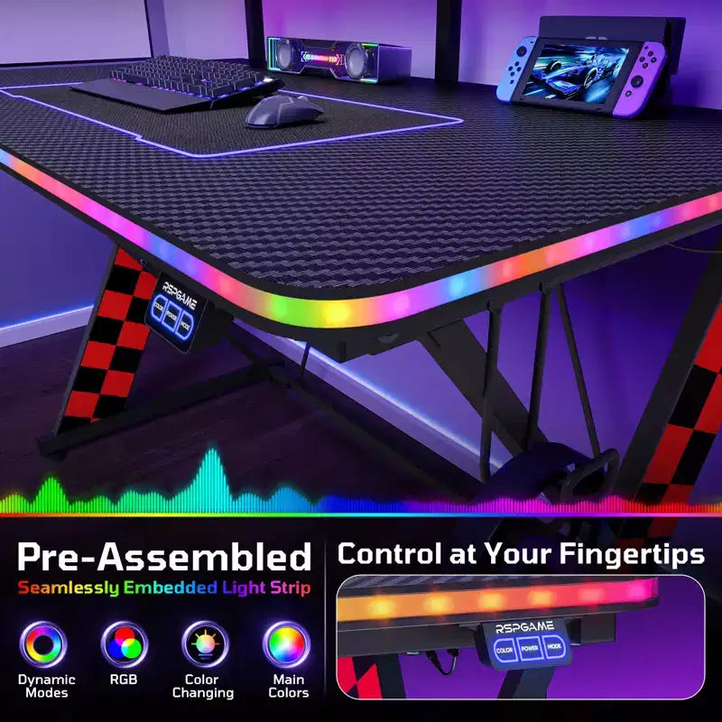 Bureau d'ordinateur de jeu avec éclairage synchronisé avec la musique