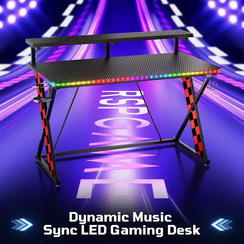Bureau d'ordinateur de jeu avec éclairage synchronisé avec la musique