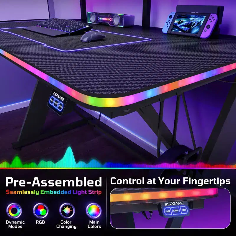 Bureau d'ordinateur de jeu avec éclairage synchronisé avec la musique