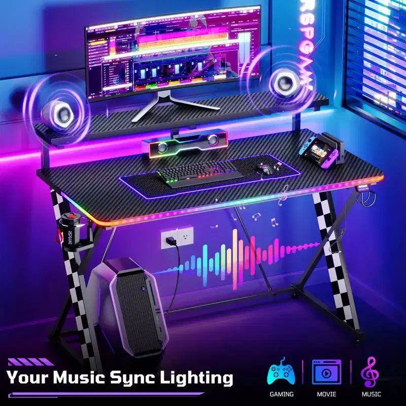 Bureau d'ordinateur de jeu avec éclairage synchronisé avec la musique