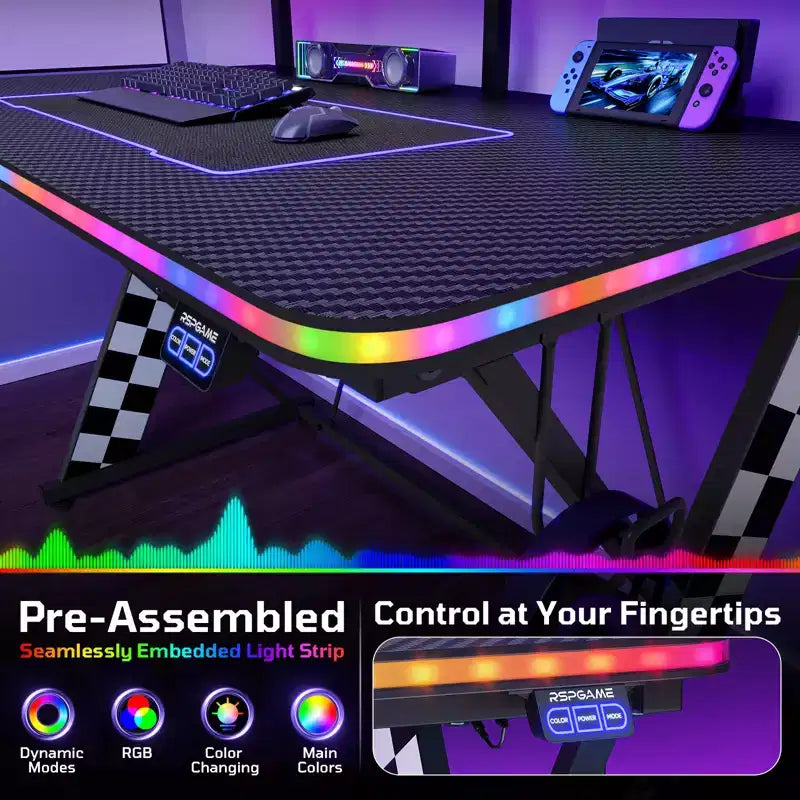 Bureau d'ordinateur de jeu avec éclairage synchronisé avec la musique