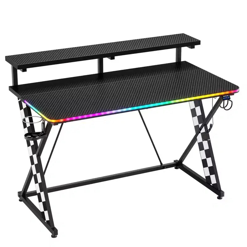 Bureau d'ordinateur de jeu avec éclairage synchronisé avec la musique
