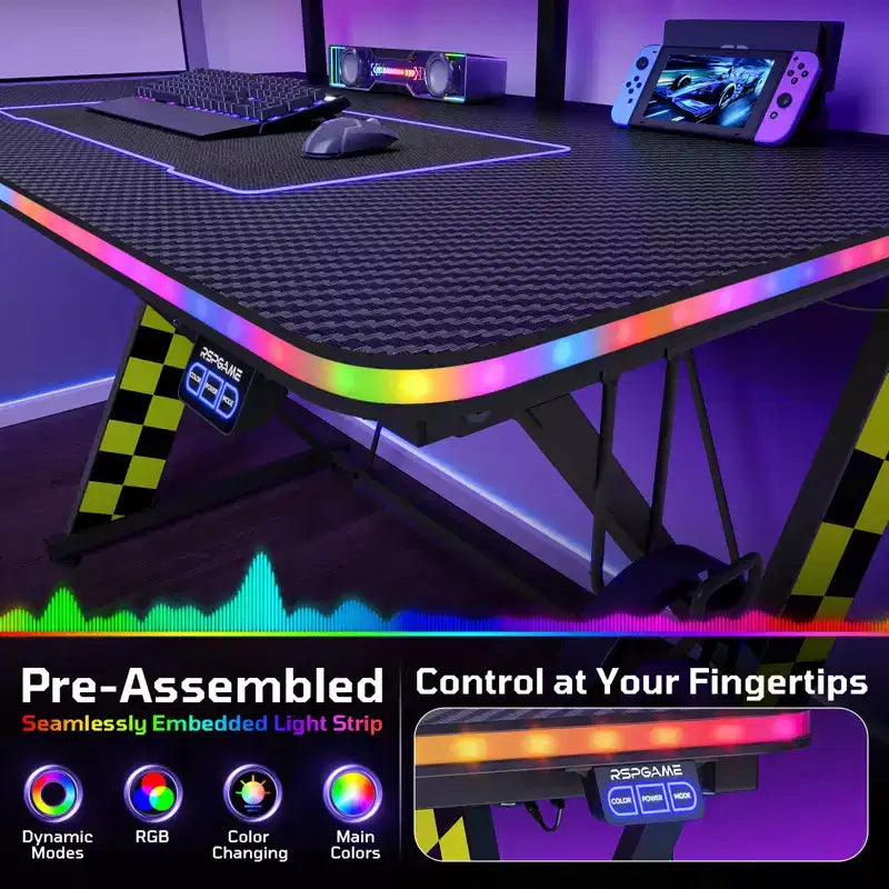 Bureau d'ordinateur de jeu avec éclairage synchronisé avec la musique