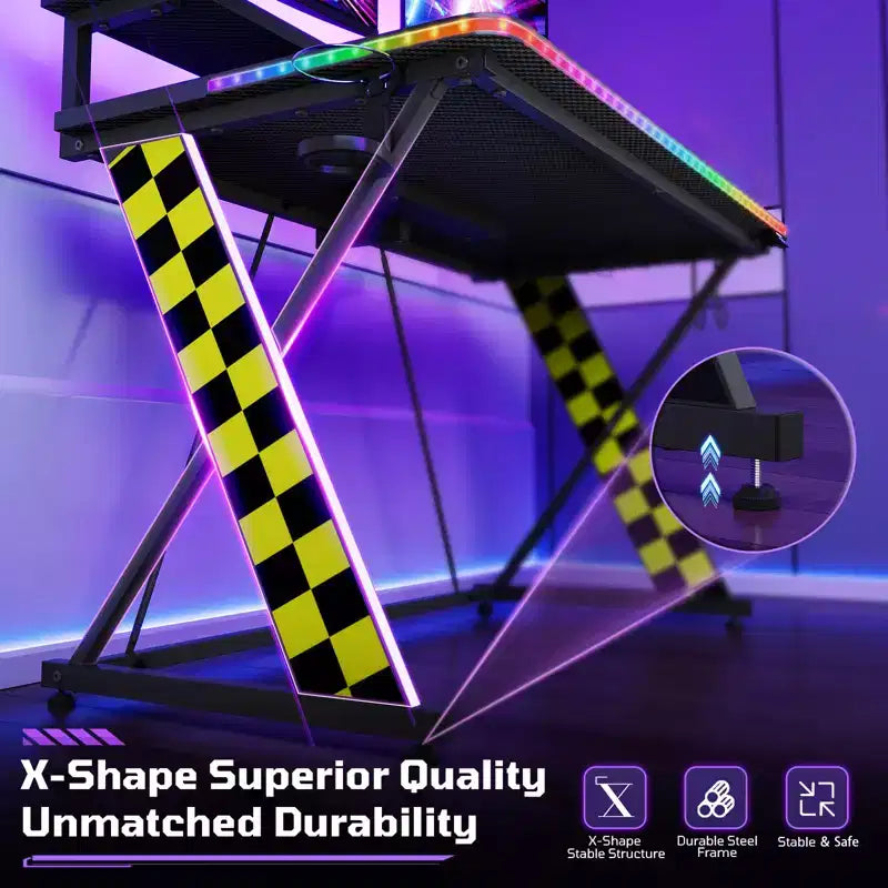 Bureau d'ordinateur de jeu avec éclairage synchronisé avec la musique