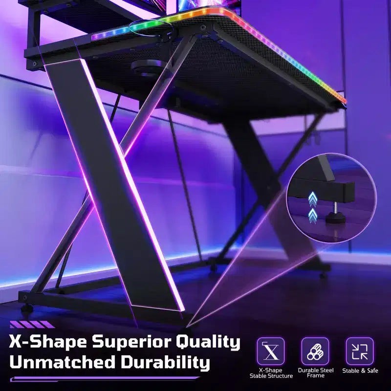 Bureau d'ordinateur de jeu avec éclairage synchronisé avec la musique