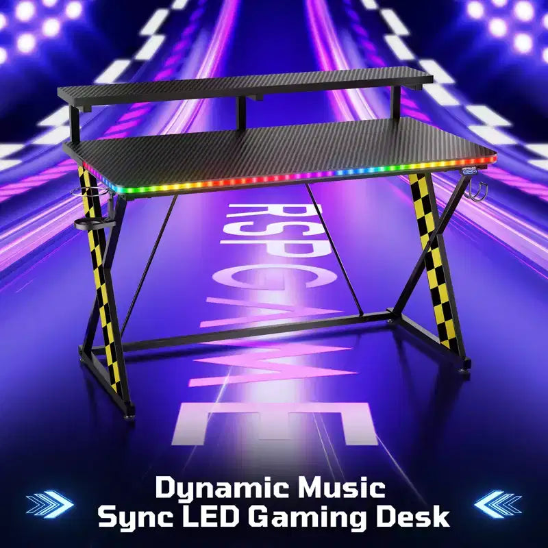 Bureau d'ordinateur de jeu avec éclairage synchronisé avec la musique