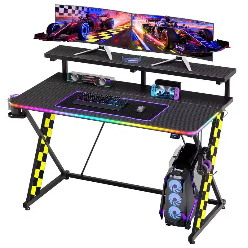 Bureau d'ordinateur de jeu avec éclairage synchronisé avec la musique