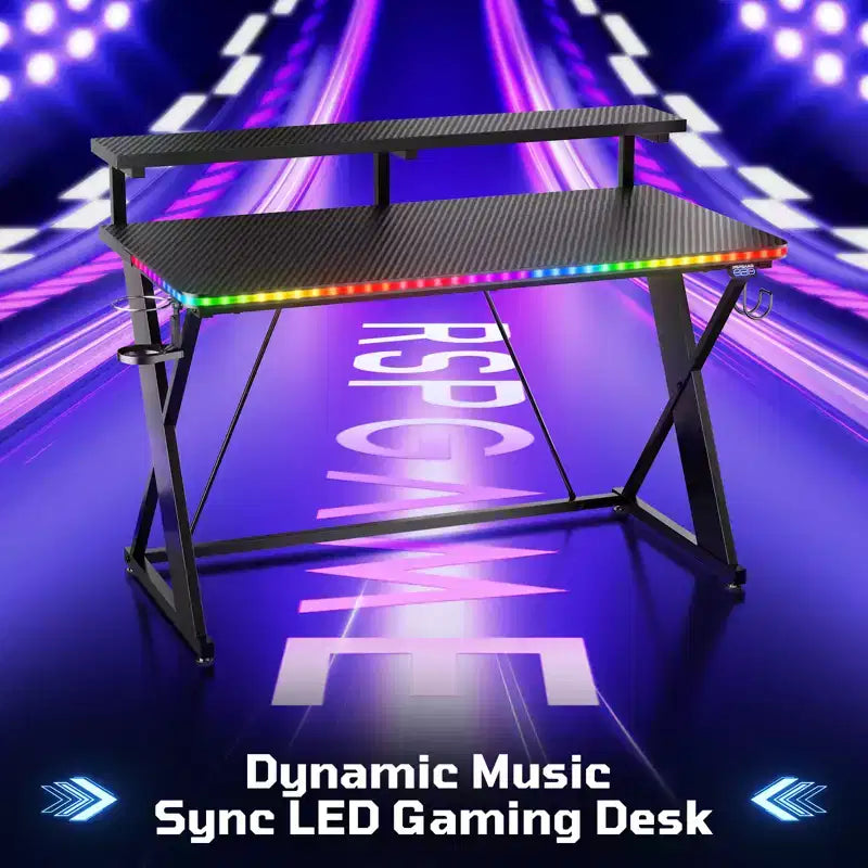 Bureau d'ordinateur de jeu avec éclairage synchronisé avec la musique